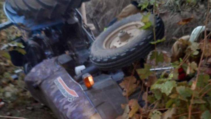 Devrilen traktörün altında kalan emekli öğretmen, hayatını kaybetti
