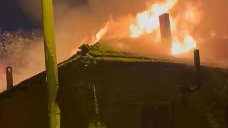 Turgutlu’da alevlere teslim olan iki evde hasar oluştu