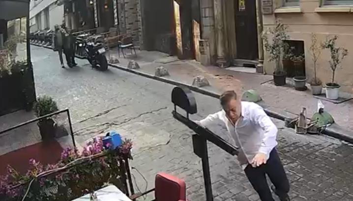 İstanbul - İstiklal Caddesi’nde silahlı saldırı güvenlik kamerasında; sokaktakilere kurşun yağdırdı