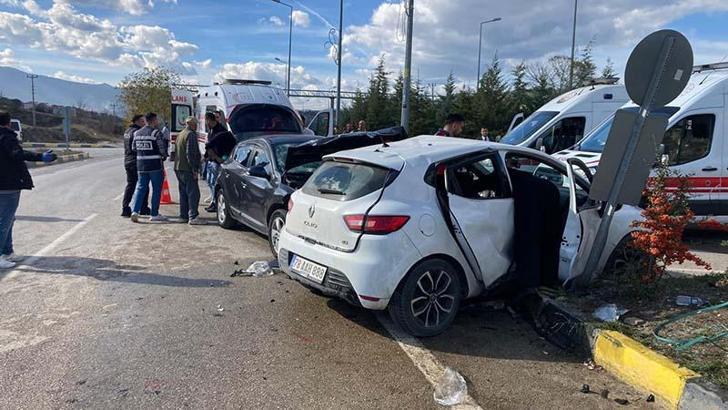 Kavşakta otomobiller çarpıştı: 7 yaralı