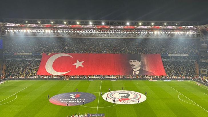 Fenerbahçe Stadı’nda Atatürk için özel pankart ve tişört