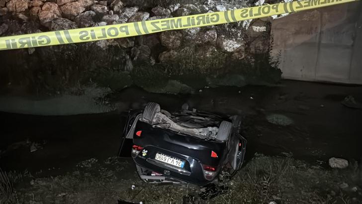Otomobil, köprüden dereye düştü: 1 ölü, 1 yaralı