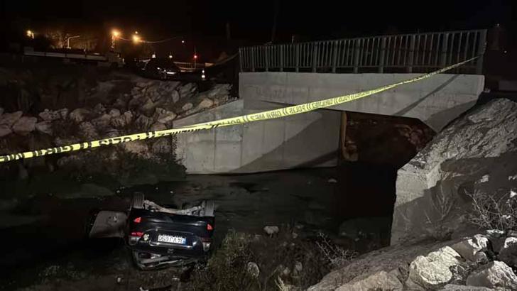 Otomobil, köprüden dereye düştü: 1 ölü, 1 yaralı