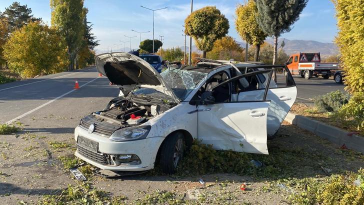 Otomobil, ağaca ve elektrik direğine çarptı: 2'si ağır, 6 yaralı