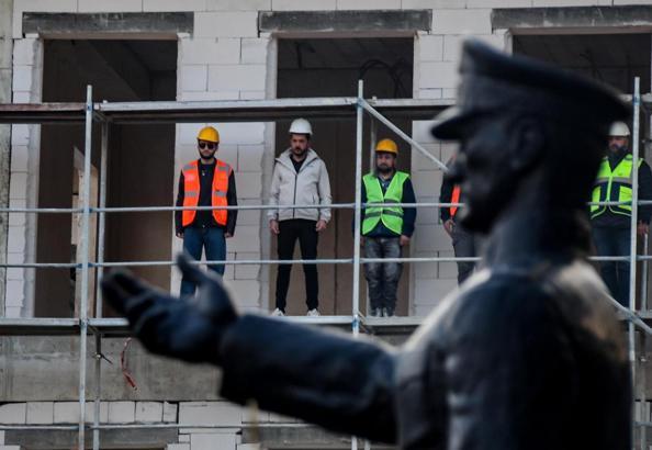 İnşaat işçileri, iskele üzerinde Ata'yı andı