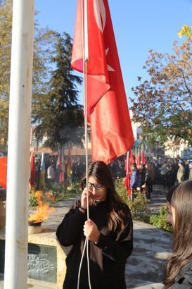 Gözyaşları içinde Atatürk’e saygı