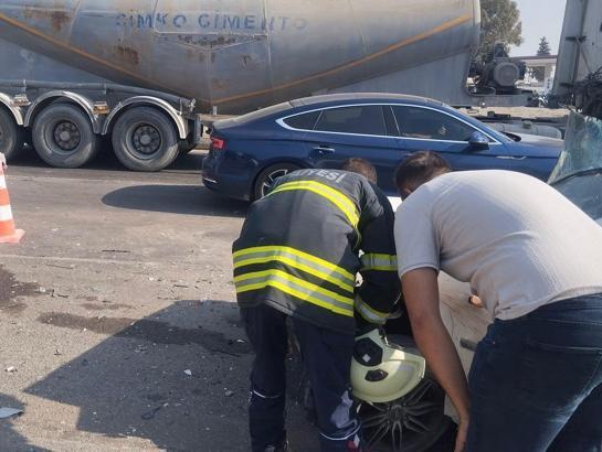 Freni arızalanan kamyon, kırmızı ışıkta bekleyen 6 araca çarptı: 4 yaralı