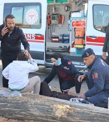 Otomobil, ağaca ve elektrik direğine çarptı: Anne ve bebeği öldü, 4 yaralı (2)