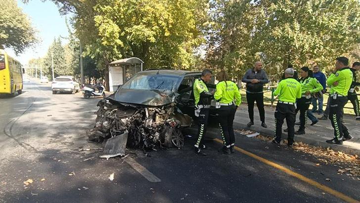 Önce refüje sonra direğe çarpan hafif ticari aracın sürücüsü ağır yaralandı