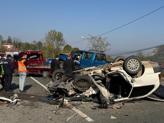 Ehliyetsiz sürücünün kullandığı otomobille kamyonet çarpıştı; 1 ölü, 2 yaralı
