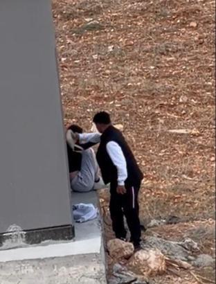 Adana'da tartıştığı kadını çantayla darbetti; o anlar kamerada