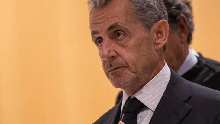 Fransa'da mahkeme eski Cumhurbaşkanı Sarkozy'nin adli kontrol şartıyla serbest bırakılmasına hükmetti