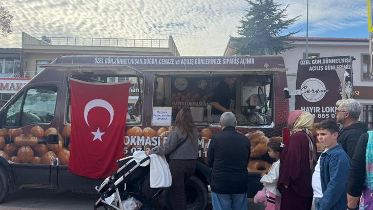 Atatürk için lokma dağıttı