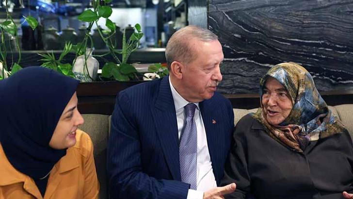 Cumhurbaşkanı Erdoğan, kafede vatandaşlarla bir araya geldi