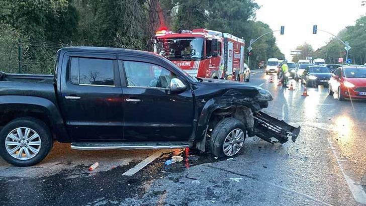 Sarıyer'de kırmızı ışıkta geçen ehliyetsiz sürücü, 'U' dönüşü yapan pikaba çarptı: 2'si çocuk 3 yaralı