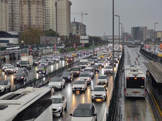 İstanbul- İstanbul'da yağmur etkili oldu, trafikte yoğunluk yaşandı - (Cevizlibağ)