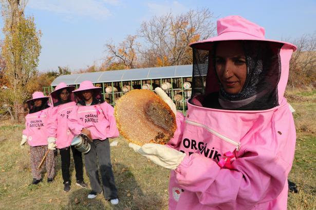 Pembe maskeli arıcı kadınlar, bal hasadında 'meme kanserine' dikkat çekti