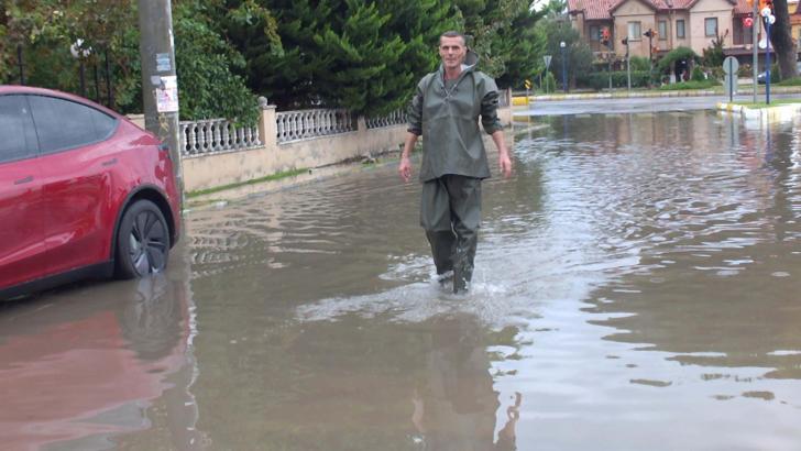 Burhaniye'de sağanak; yollar göle döndü, evlerin bodrum katlarını su bastı
