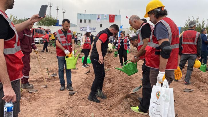 Toprakkale’de bin fidan toprakla buluşturuldu