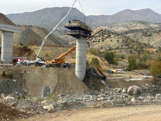 Diyarbakır'da viyadük inşaatında iskele çöktü; 3 ölü, 2 yaralı (2)