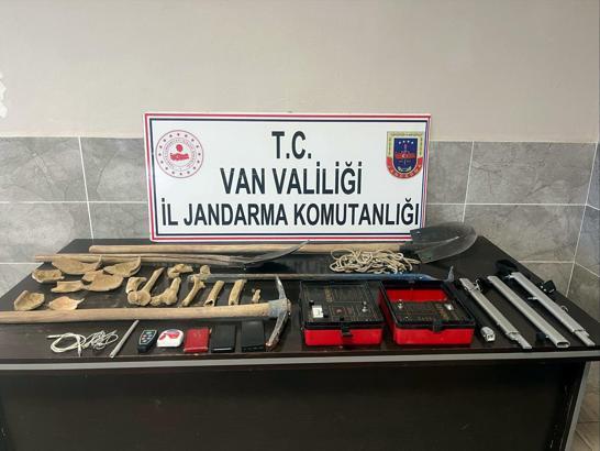 Van'da izinsiz kazı yapan 5 kişiye suçüstü