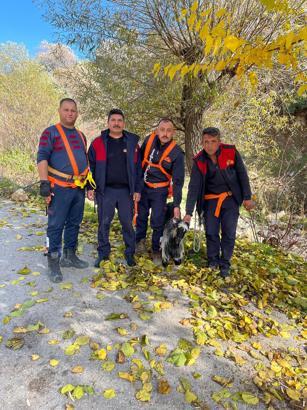 Kayalıklarda mahsur kalan keçi kurtarıldı