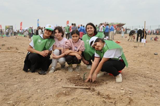 Adana'da 840 bin fidan toprakla buluştu