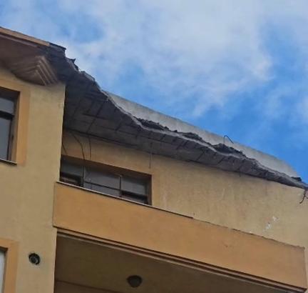 Çanakkale'de 5 katlı binanın çatısının bir kısmı sağanak nedeniyle çöktü