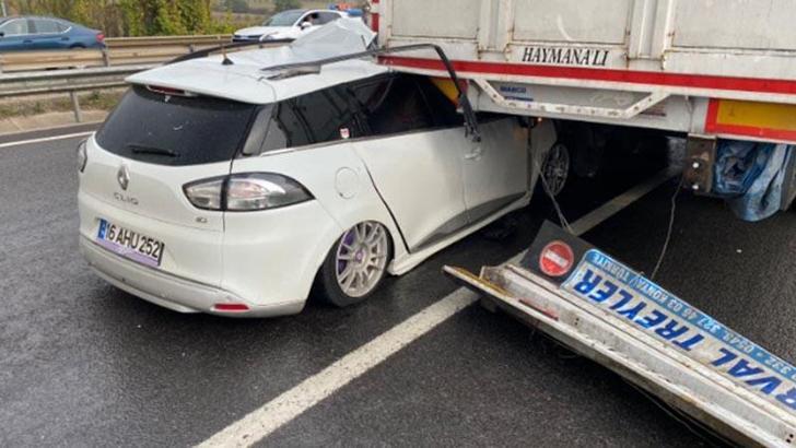 Otomobil TIR’ın altına girdi; yaralı sürücü, hastaneye gelen annesini sakinleştirmeye çalıştı