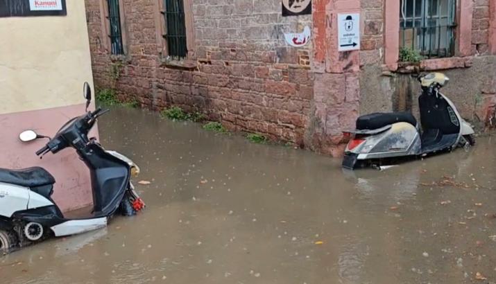 Ayvalık'ta sağanak; metrekareye 55 kilogram yağış düştü