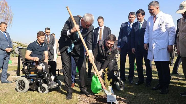 Bakan Memişoğlu, gazilerle fidan dikti