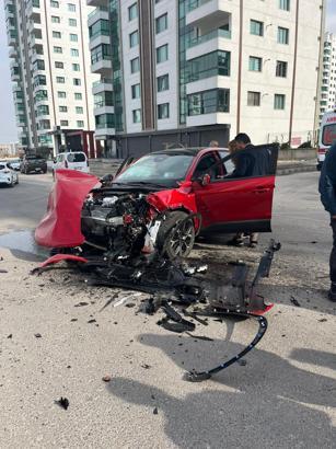 Diyarbakır’da çarpışan otomobillerin sürücüleri yaralandı