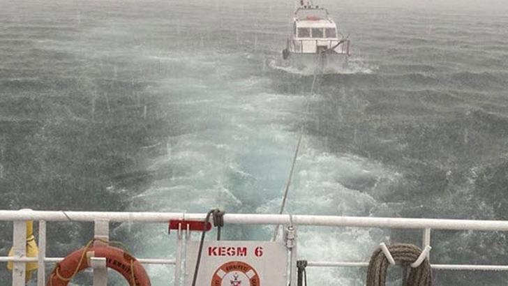 Çanakkale Boğazı'nda sürüklenen tekne kurtarıldı