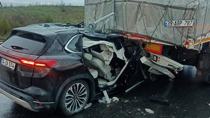 Otomobil, TIR’a arkadan çarptı: 3 yaralı