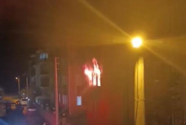 Kütahya'da 4 katlı apartmanda çıkan yangında mahsur kalan 1'i bebek 5 kişi kurtarıldı