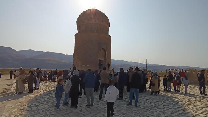 Hasankeyf'te 552 yıllık Zeynel Bey Türbesi, turistlerin uğrak noktalarından biri oldu