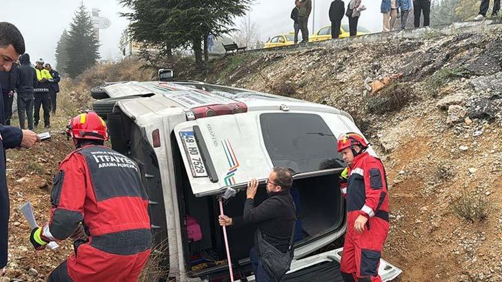 Yolcu minibüsü şarampole devrildi: 15 yaralı