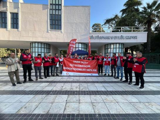 İzmir'de Büyükşehir Belediyesi işçilerinin oturma eylemi 2'nci gününde