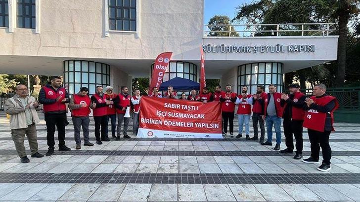 İzmir'de Büyükşehir Belediyesi işçilerinin oturma eylemi 2'nci gününde