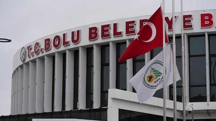 Bolu Belediyesi önündeki Türk bayrakları yarıya indirildi