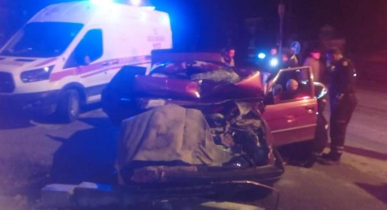Tavşanlı'da kamyona çarpan otomobilin sürücüsü ağır yaralandı