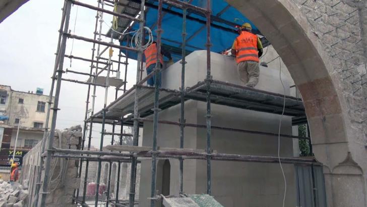 Depremde hasar gören tarihi camilerde restorasyon çalışmaları devam ediyor