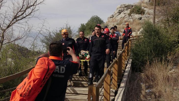 Kaleye çıkarken ayağı kırılan Ezgi, sedyeyle 1 kilometre taşındı