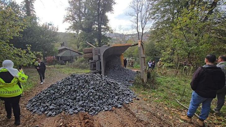 Beykoz'da mıcır yüklü kamyon devrildi; şoför yaralandı