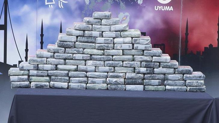 İstanbul'da operasyonla ele geçirilen 494 kilo uyuşturucu emniyette sergilendi
