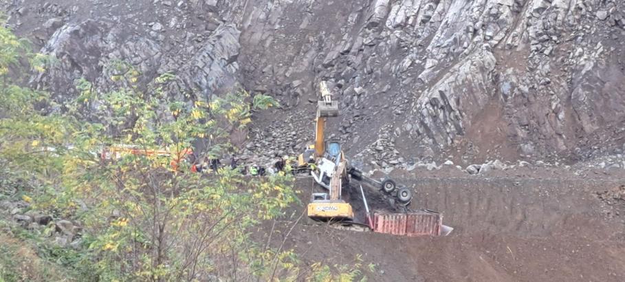 Ordu'da maden ocağında devrilen kamyonun sürücü hayatını kaybetti