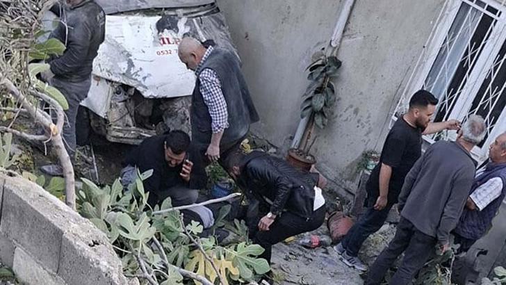 Denizli'de kamyonet evin bahçesine uçtu; 1 ölü, 3 yaralı