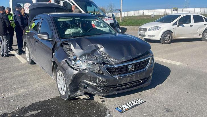 Edirne’de iki otomobil kavşakta çarpıştı: 8 yaralı