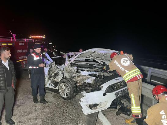 Manisa'da otomobil kamyona arkadan çarptı: 1 ölü, 2 yaralı