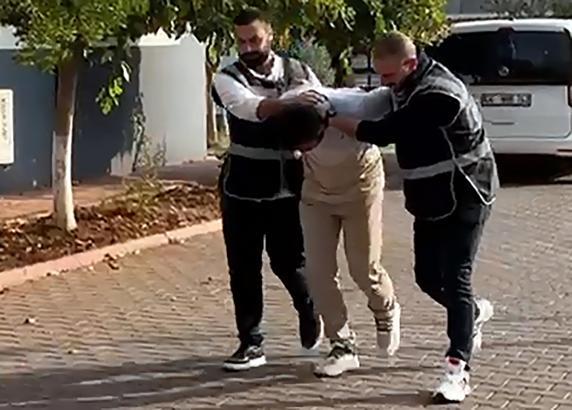 Anlaşmazlık yaşadığı ortağını dövdü, havaya ateş açıp kaçarken kazara kendini vurdu